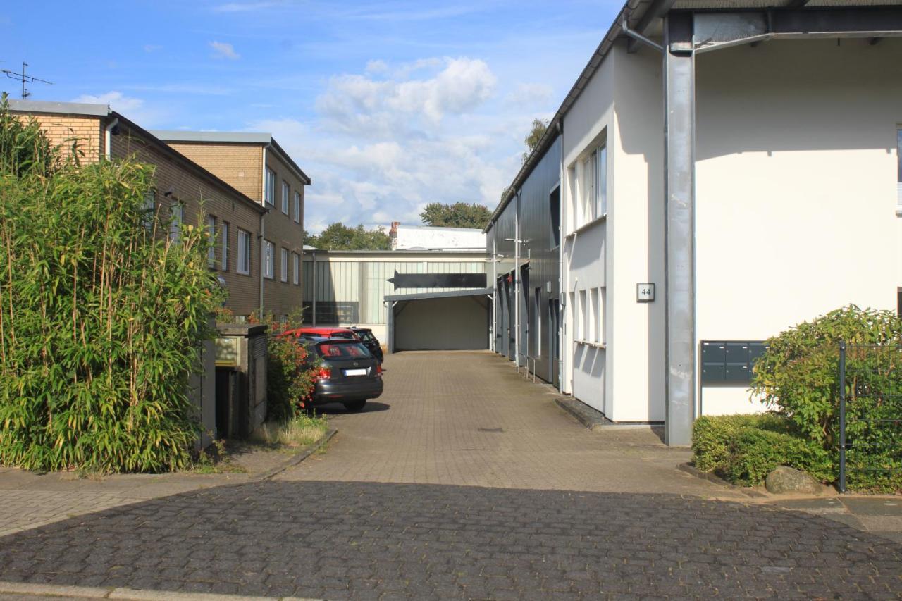R B Apartment: Airport-Adjacent Hamburg Haven for Families and Professionals Exterior photo