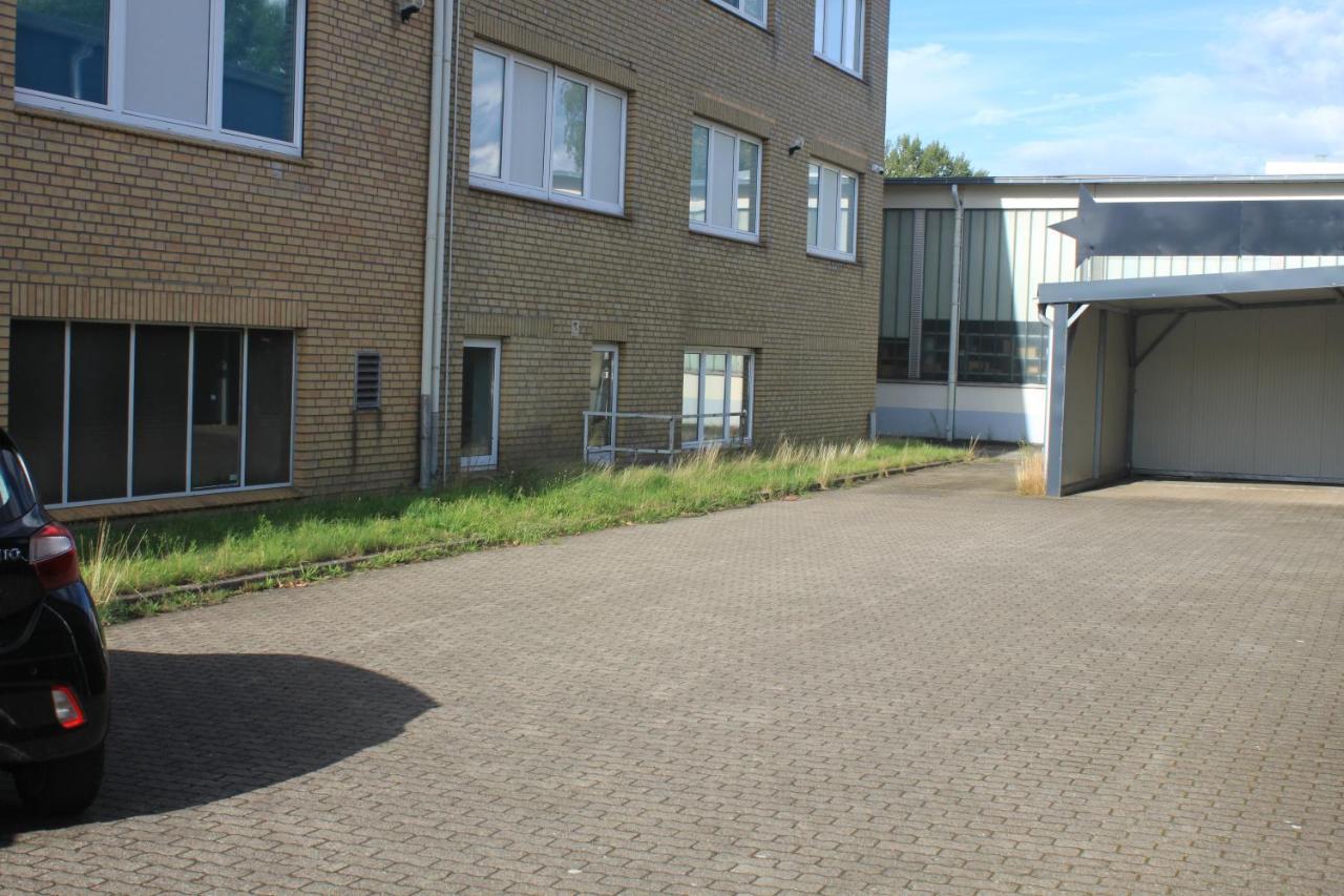 R B Apartment: Airport-Adjacent Hamburg Haven for Families and Professionals Exterior photo
